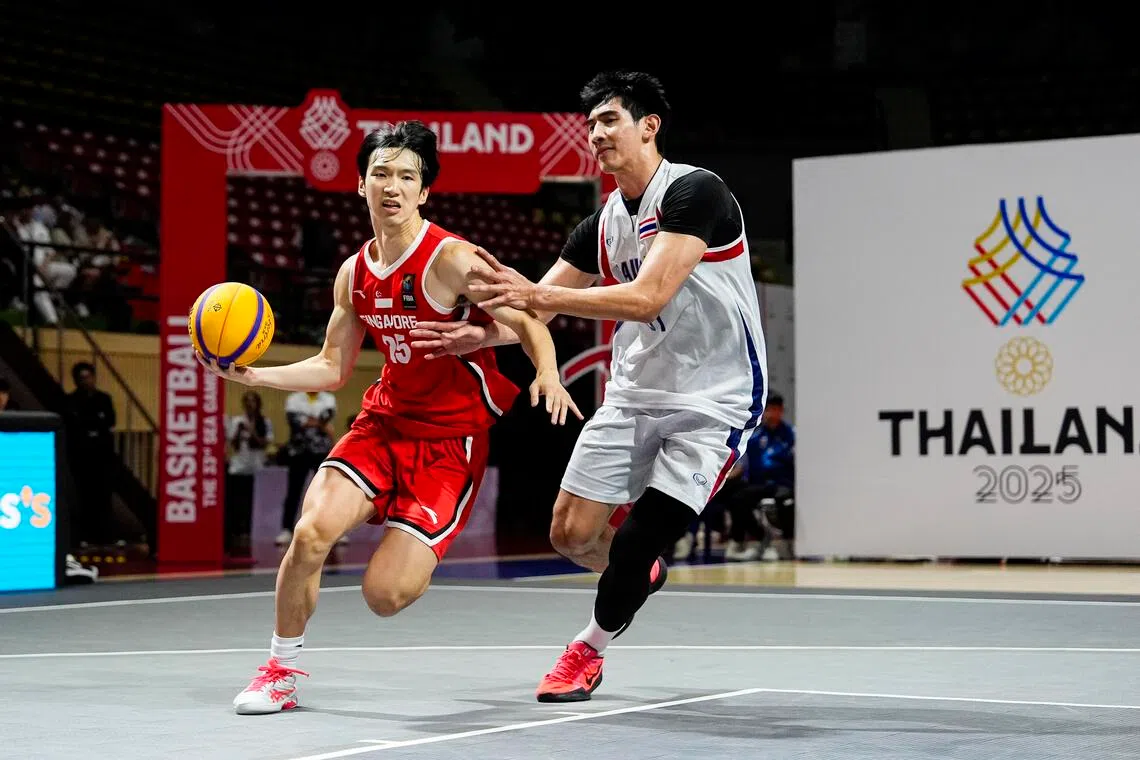 我国选手徐端阳（左）在比赛中尝试摆脱泰国队的防守。（新加坡体育理事会提供）