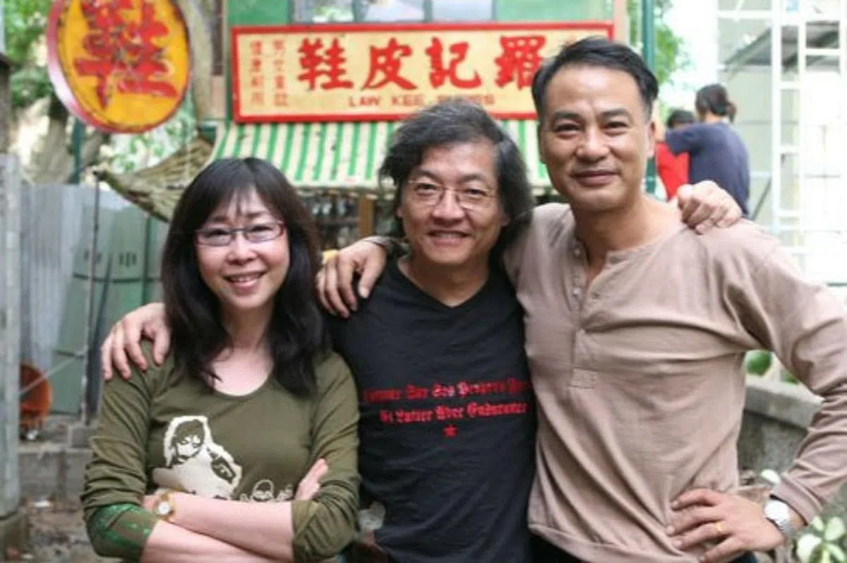 任达华（右）演出罗启锐（中）的导作《岁月神偷》，并以此片首获香港电影金像奖影帝。左为罗启锐的伴侣张婉婷。（互联网）
