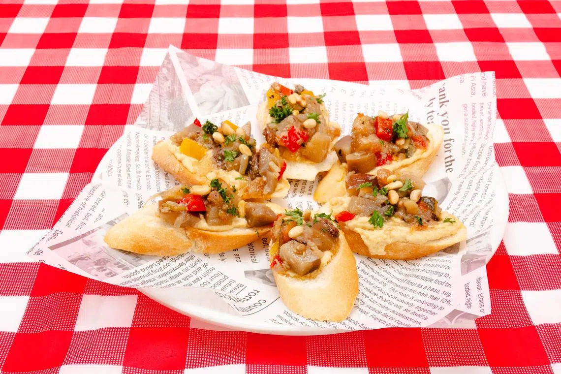 鹰嘴豆泥和茄子为馅的意式烤面包。（餐馆提供）