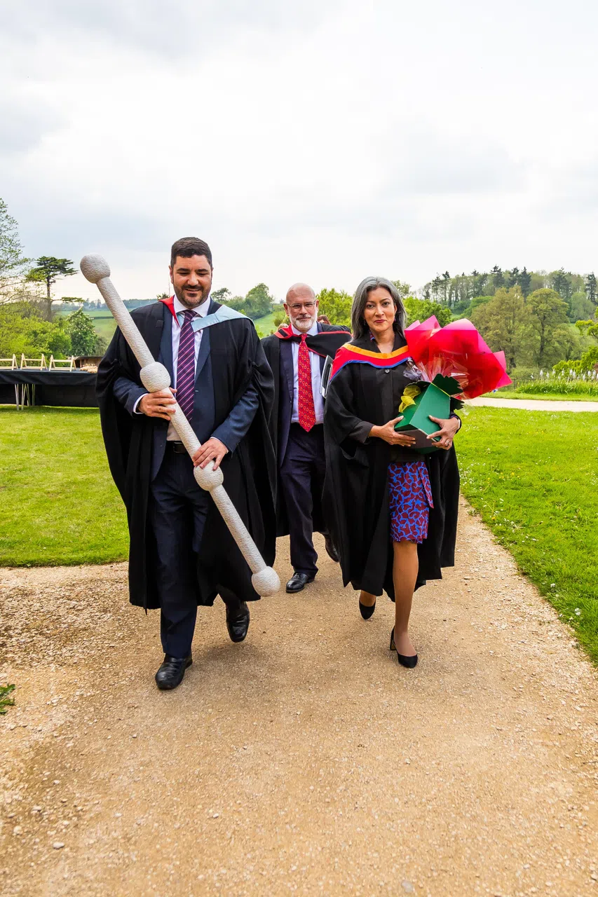 莱尔（右一）出席2024年5月8日在英国巴斯斯巴大学举行的就职典礼。（受访者提供）