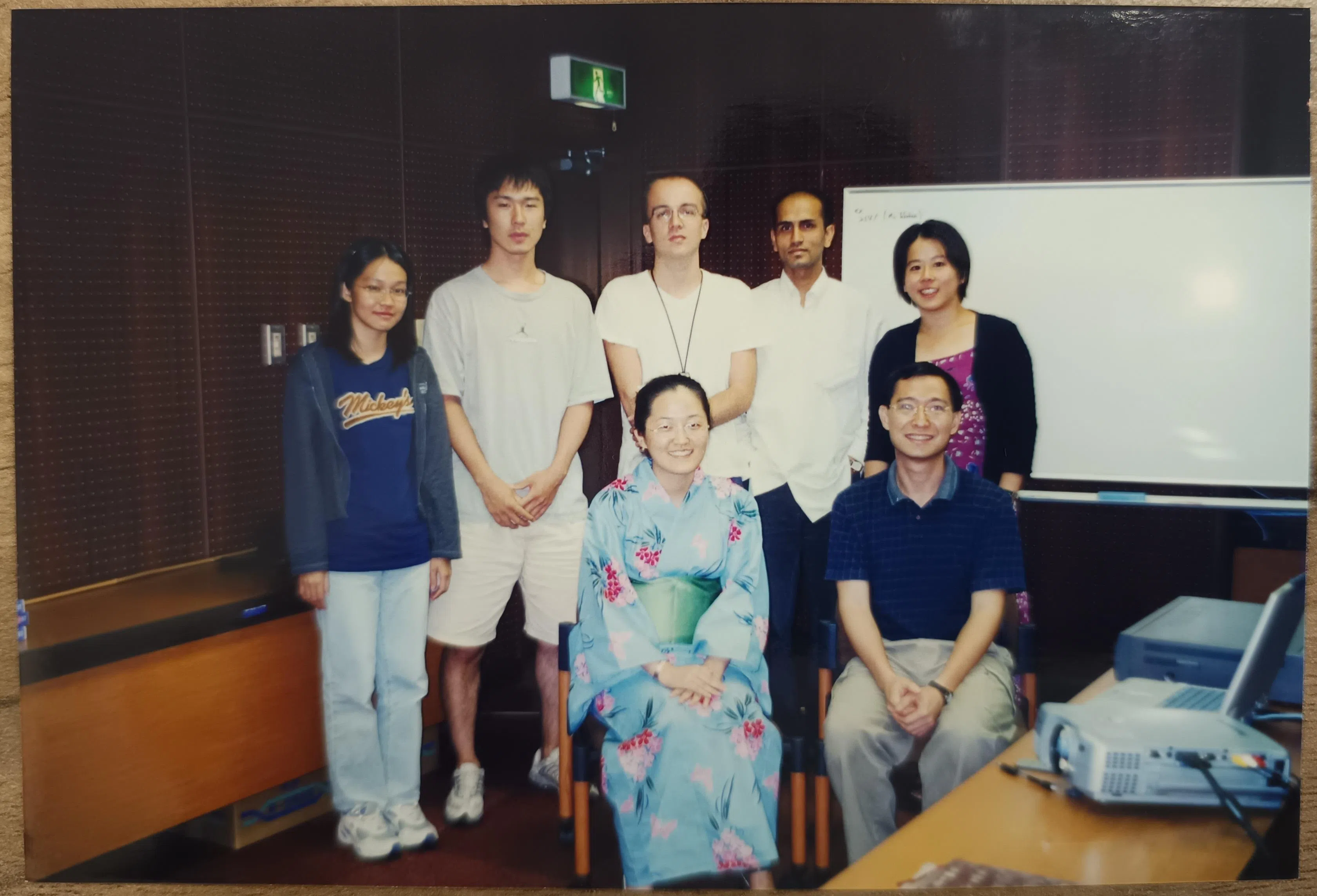 释传圣法师（前排右一）出家前是国大讲师，热爱教学，他与当时的国际学生互动合影。（受访者供）