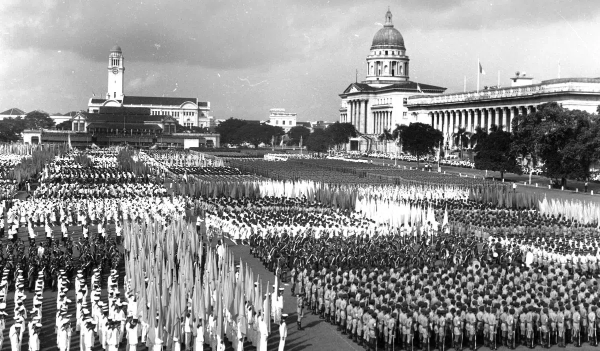 1966年8月9日，新加坡庆祝第一个国庆日，在政府大厦前广场举行国庆庆典。（南洋商报）