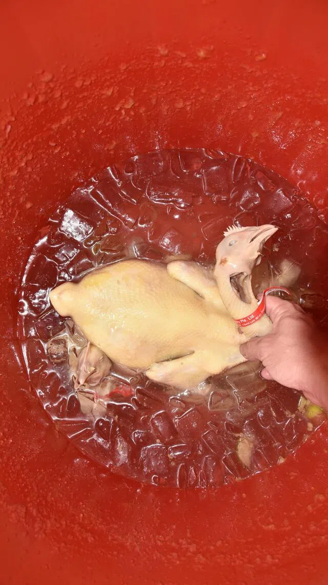 正瑞记将鸡只浸在柠檬冰水中锁住精华。（特约伍书永摄）