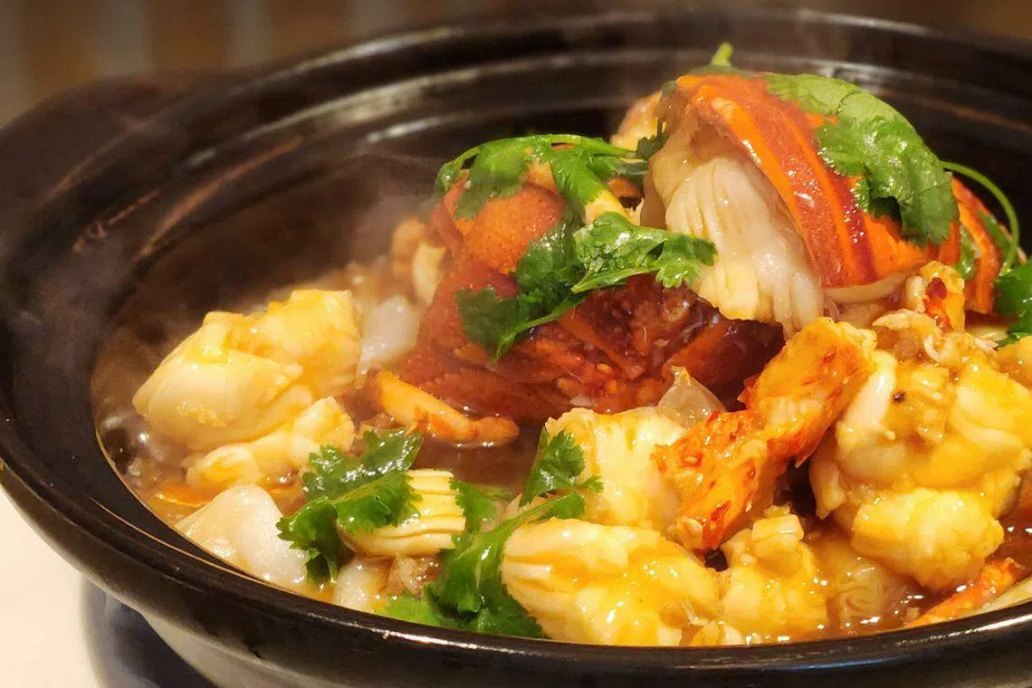 香油龙虾肠粉的肠粉双面煎至微赤，吸收鲜美龙虾汁。（陈爱薇摄）