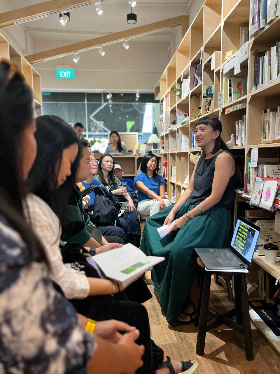 上个月回新加坡时，谢文琪在casual poet library办了一场小型分享会。（受访者提供）