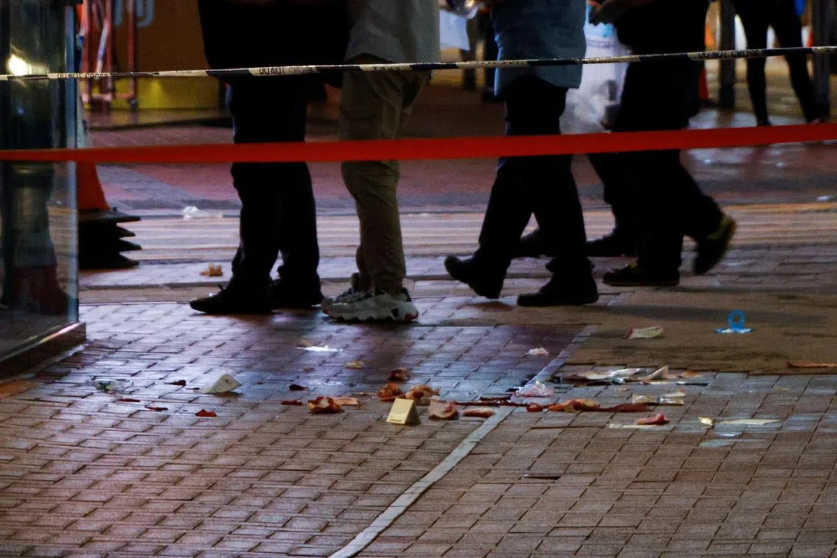 袭警事件现场血迹斑斑。（路透社）