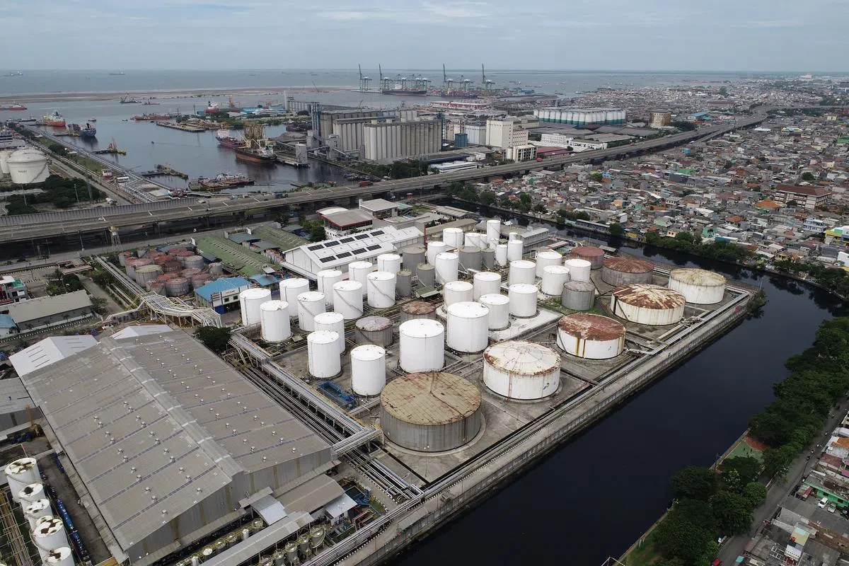 位于印度尼西亚雅加达丹戎普鲁克港的燃油储罐。（彭博社） 