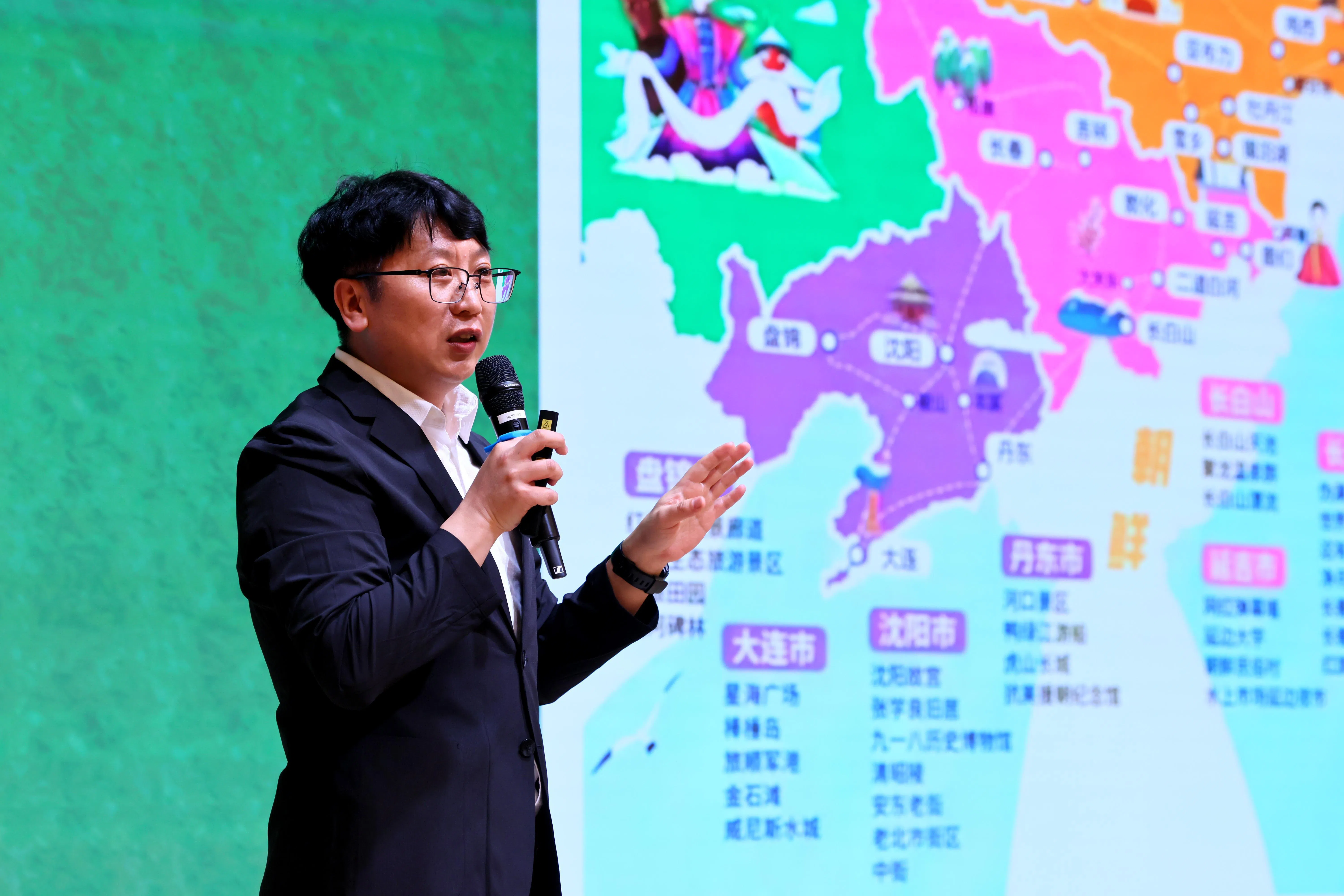 资深导游王佳祥介绍中国豪华列车“林都号”与“伊春号”的独家行程与专列设施。（龙国雄摄）