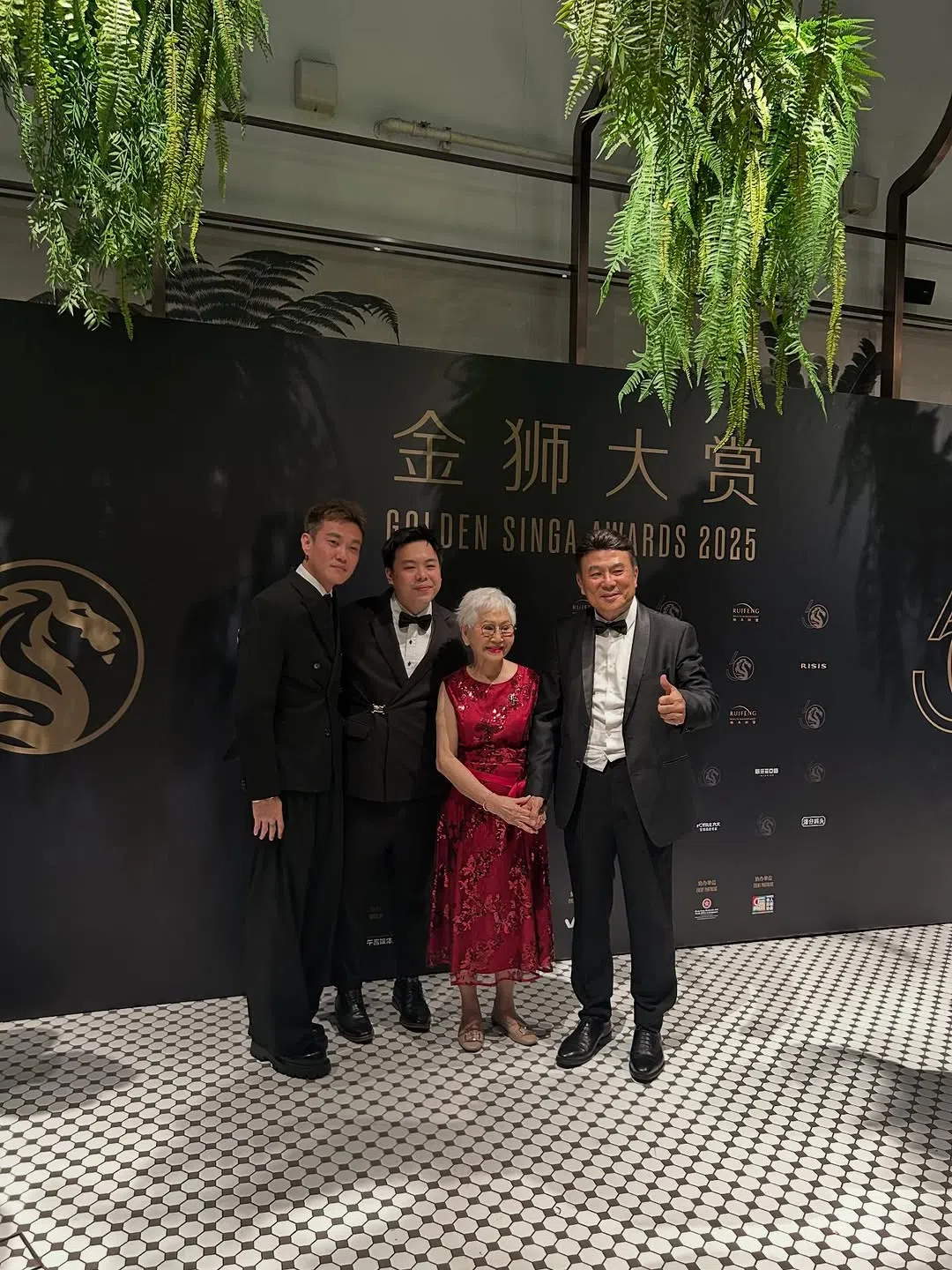 梁志强（右一）和《金孙暴富攻略》阿嫲Taew（右二）在首届金狮大赏颁奖礼相见欢。（取自阿嫲Taew IG）