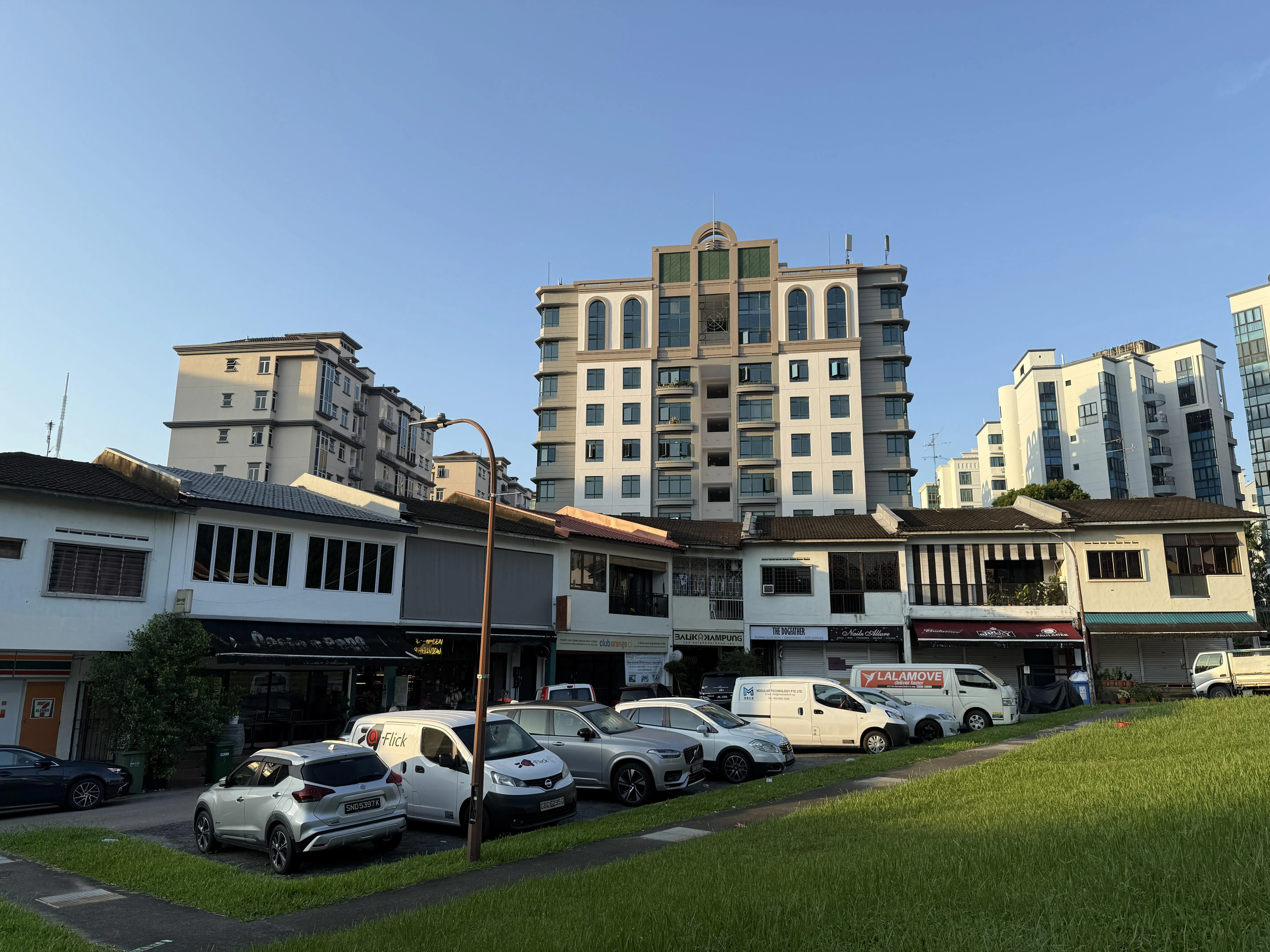 惹兰仑马惹和竹林路交界处的店屋有几家食肆，但早上营业的只有印度煎饼店Al-Ameen。（陈映蓁摄）