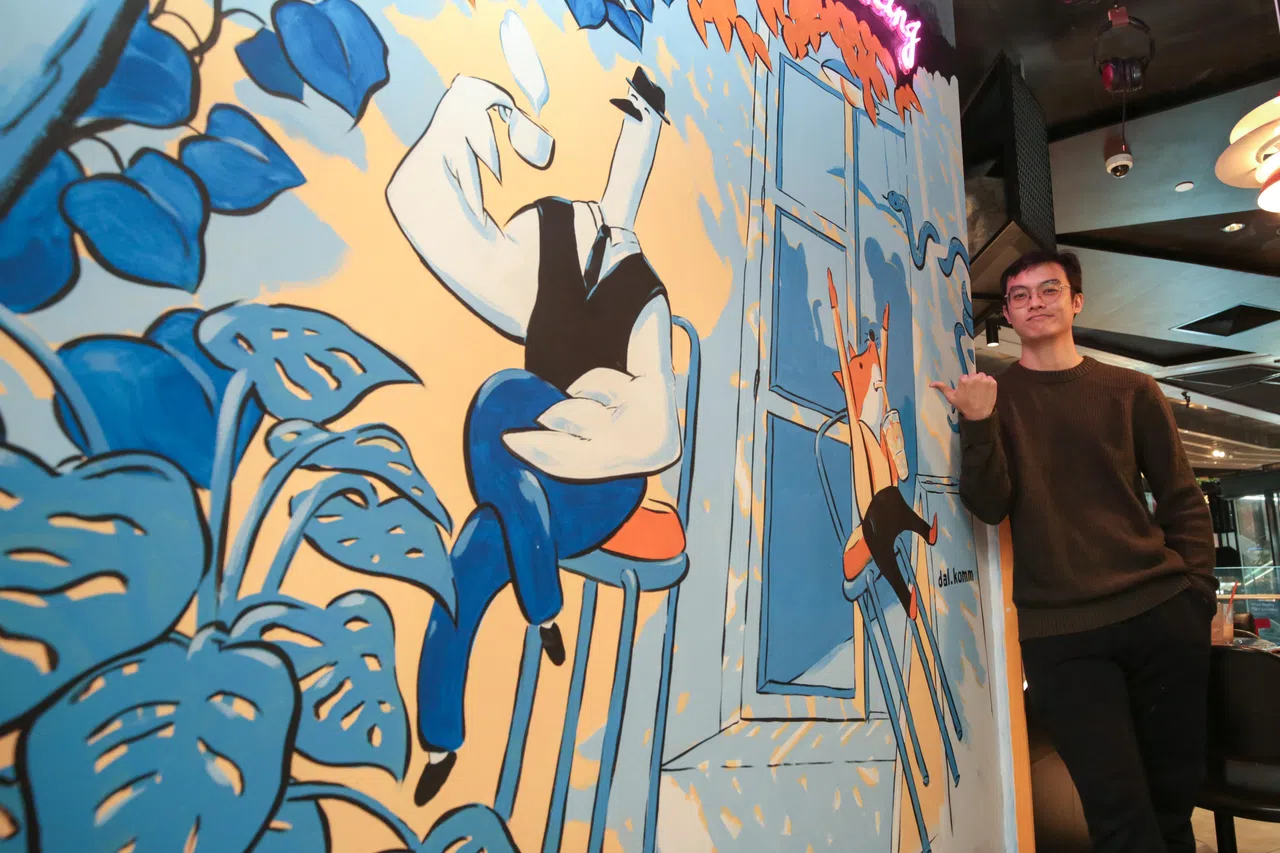 陈劲龙绘制蓝色可爱蛇，画面温馨。（刘志诚摄）