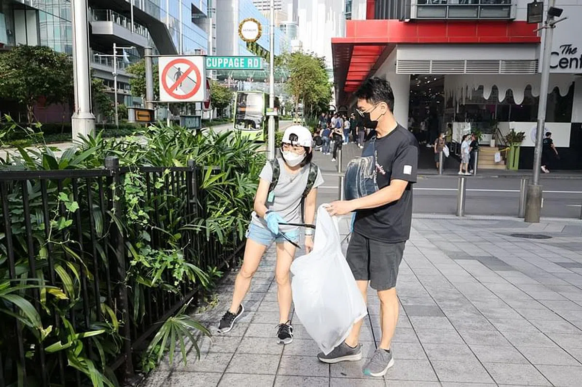 公共卫生理事会去年10月30日举办新加坡清洁日（SG Clean Day）活动，部分乌节路购物区不见清洁工的踪影，400位志愿者在短短一小时内，就捡到了至少100袋垃圾。（档案照）
