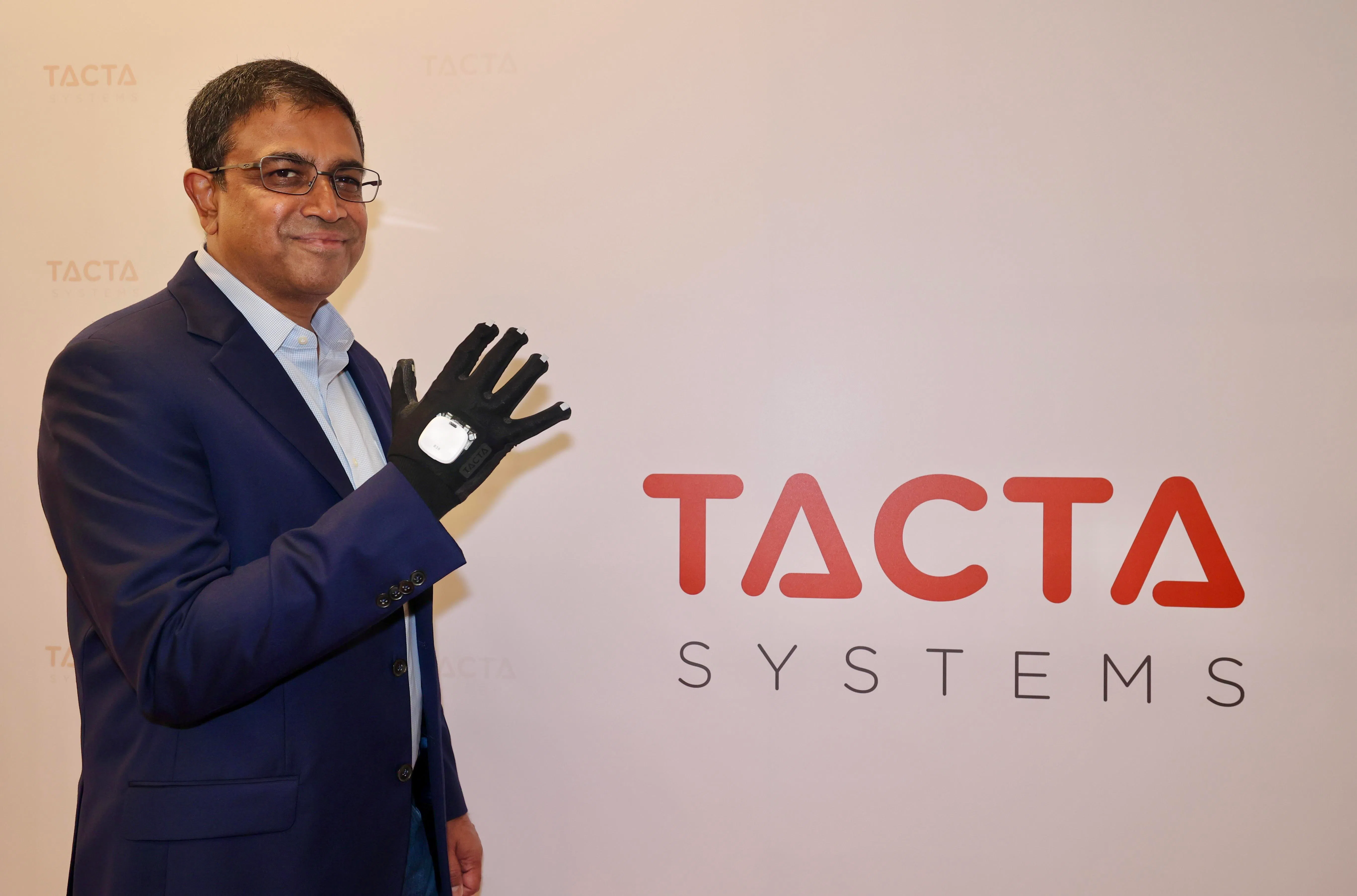Tacta联合创始人兼首席执行官帕瓦特（Vikram Pavate）手上戴的是Tacta Glove，他表示希望在新加坡量产手套，让全球前沿实验室和先进工厂都能使用这一技术，推动物理AI迈向灵巧AI（dexterous AI）。（邬福梁摄）