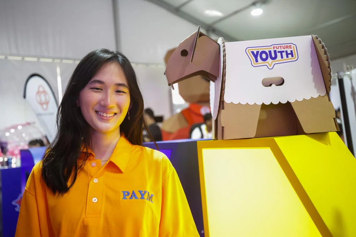 参与者在泰国佛寺体验宗教文化