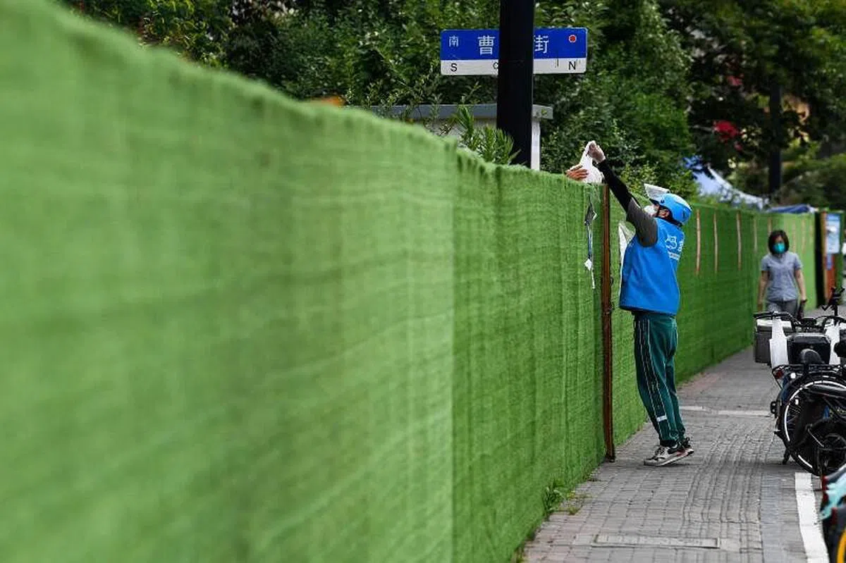 世界银行上月将中国今年GDP预期增速下调至4.3%，并说这一修正反映了奥密克戎疫情造成的经济损失和3月至5月中国部分地区的长期封锁。图为6月仍在封控中的上海。（法新社）