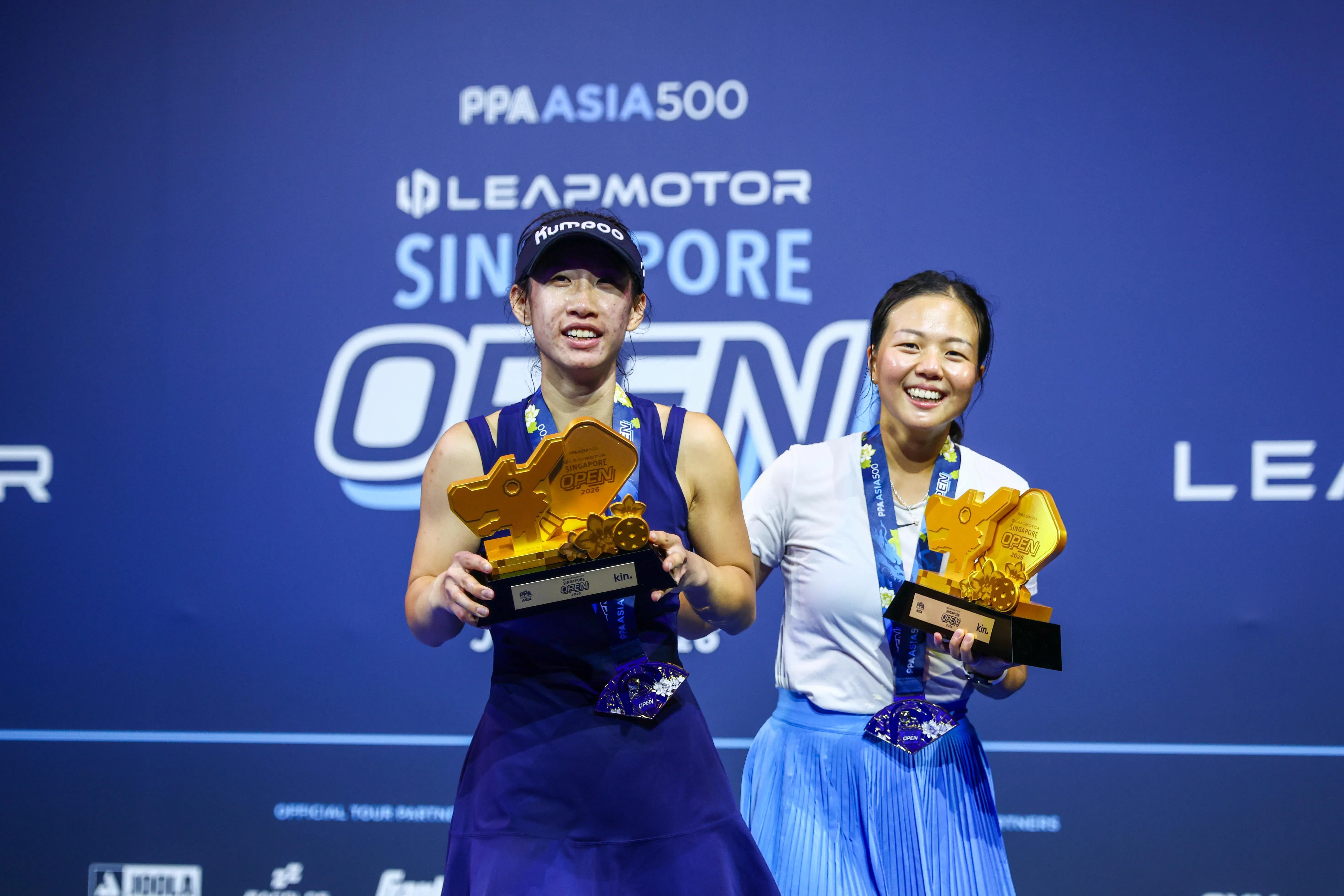 中国女将龙雨飞（左）和香港的连詠嘉赢得女双冠军，她在女单也成功摘冠。（白艳琳摄）