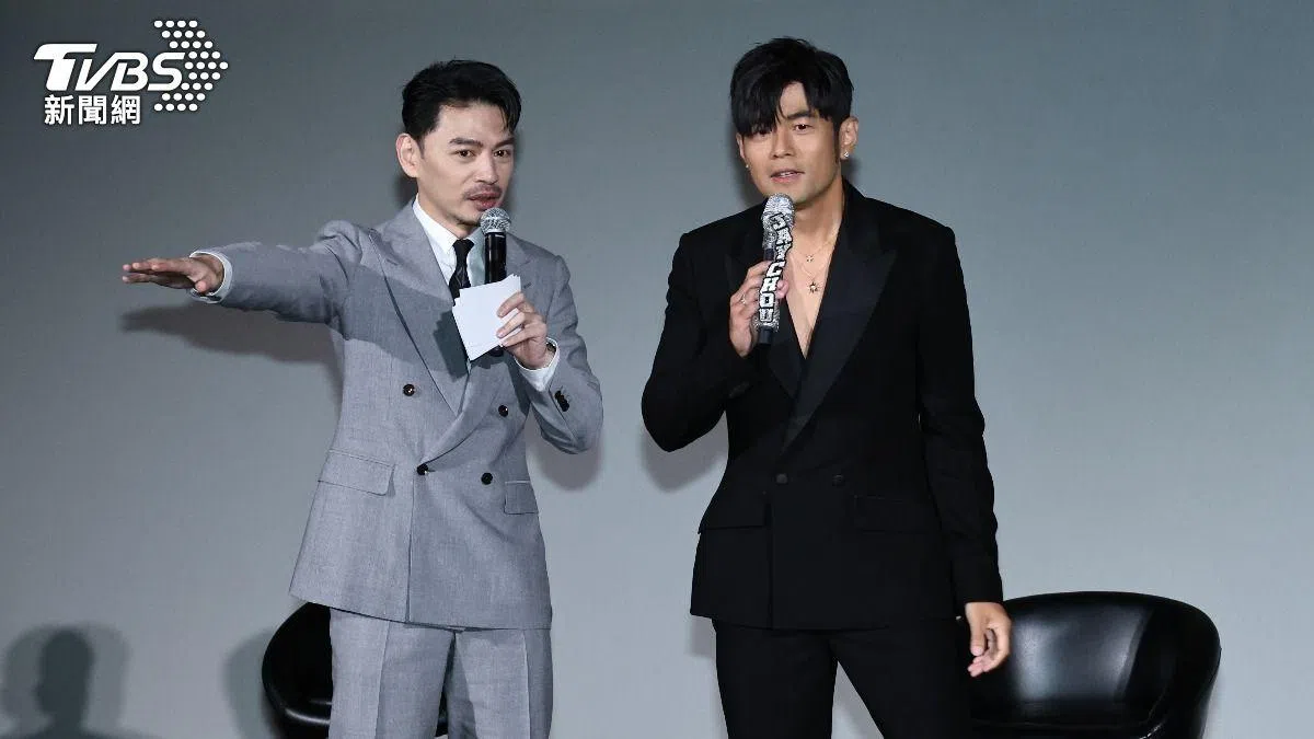 周杰伦新专辑记者会由阿Ken（左）主持。（取自TVBS新闻网）