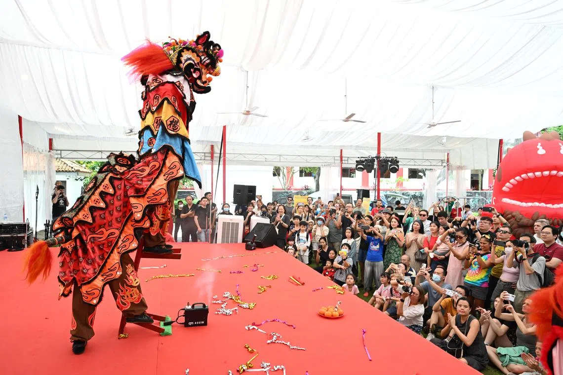 多姿多彩的春节活动包括童趣舞狮互动坊、传统节令鼓教学坊、“萌萌蛇黄梨挞”与“元宵传奇与彩虹汤圆”亲子工作坊、十二生肖拓印艺术，以及戏曲脸谱手工艺等。（晚晴园——孙中山南洋纪念馆提供）