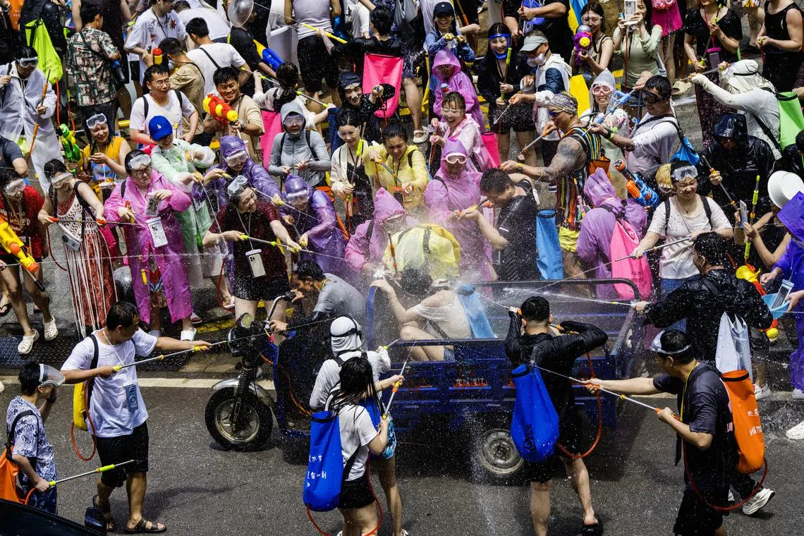 路过必遭水枪围攻的快感。（蔡光发摄）