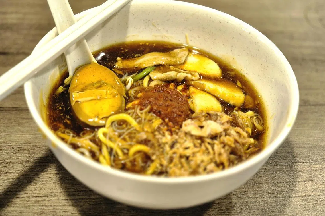 槟城人的$3.20卤面米粉面条多，只是配料少一些。（陈爱薇摄）