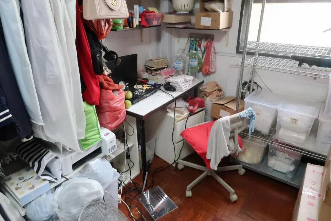 屋内还有自制壮阳药的制药设备，包括胶囊壳、填充机和瓶子等容器。（卫生科学局提供）