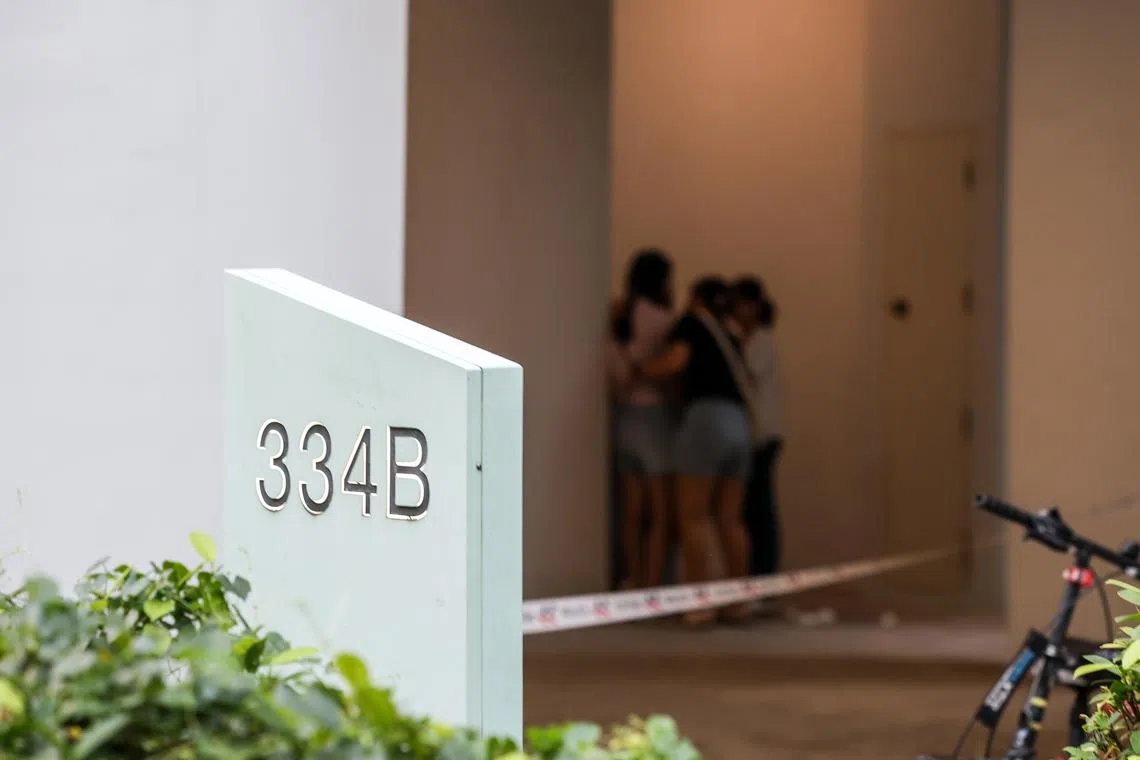 死者的三名女亲友事发后抵达现场，其中一人情绪激动哭喊，一度要查看死者遗体。（关俊威摄）