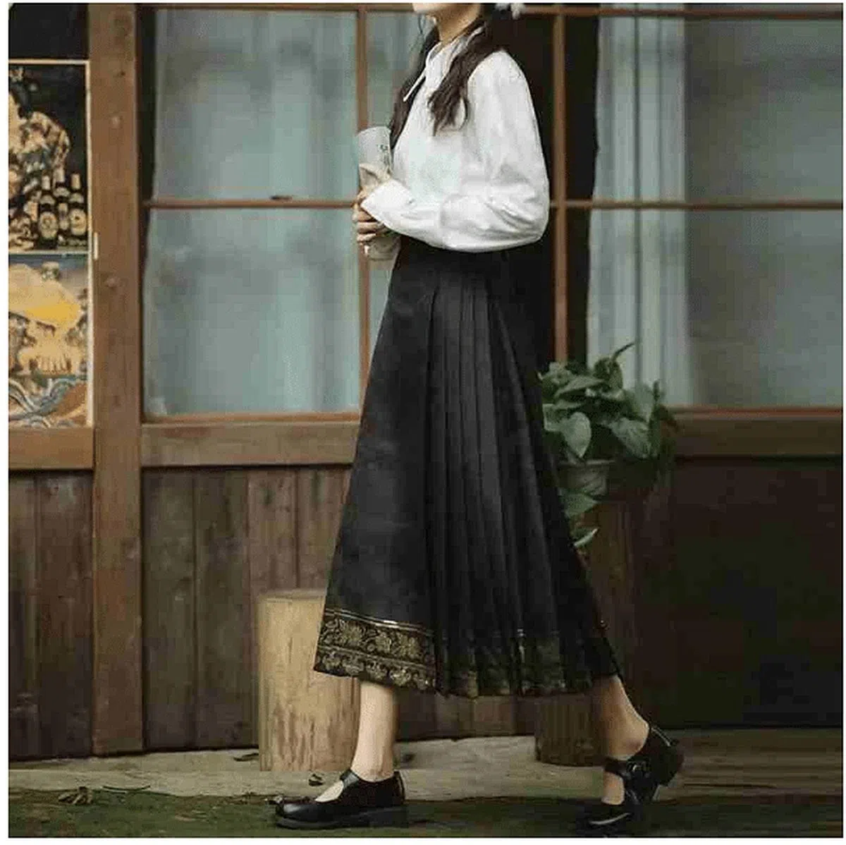 马面裙前后里外共有四个裙门，两两重合，侧面打褶，中间裙门重合而成的光面，俗称“马面”。（微博）