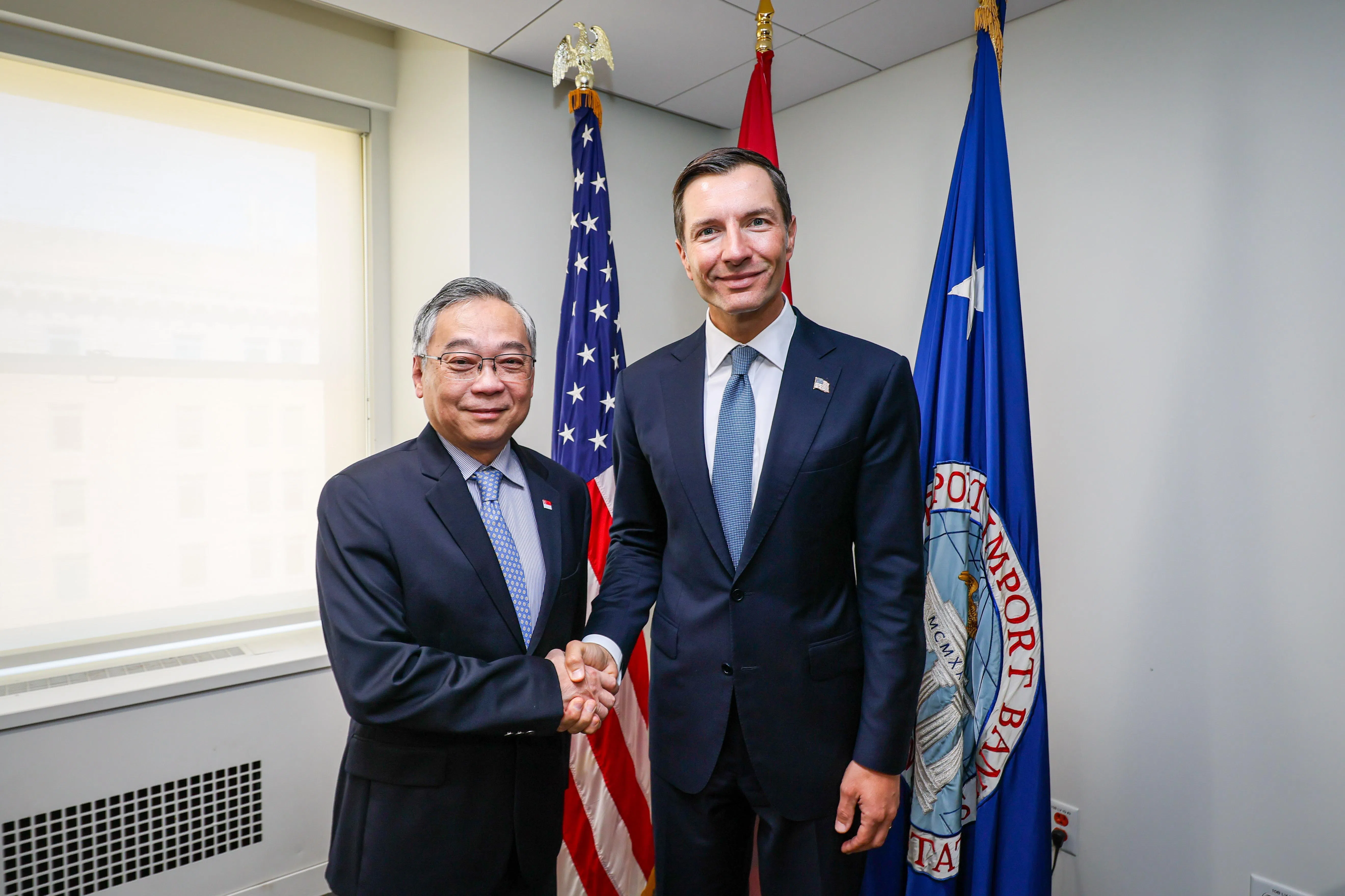 颜金勇（左）会见美国进出口银行行长兼董事长约万诺维奇。美国进出口银行是联邦政府的官方出口信贷机构，于1934年根据行政命令建立。（贸工部提供）