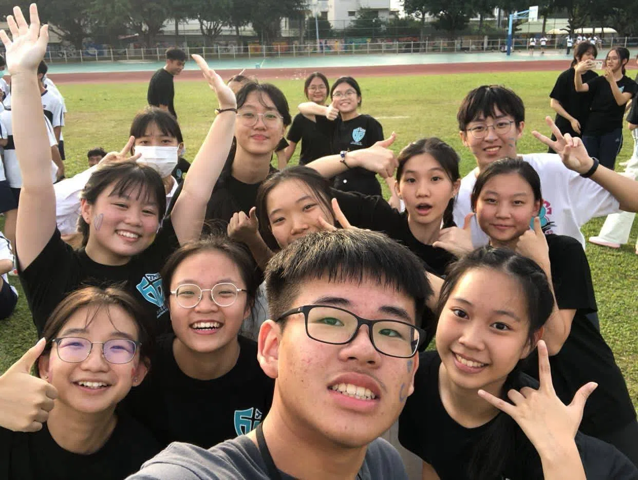 两校学生们的自拍合照。（正心中学提供）