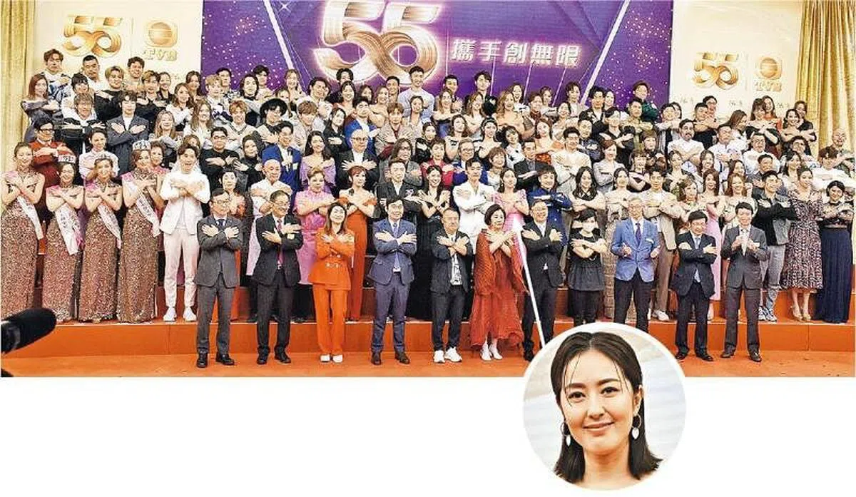 亮灯仪式拍大合照，唐诗咏已约满无线，仍获安排站在靠近中央位置。（图 / 互联网） 