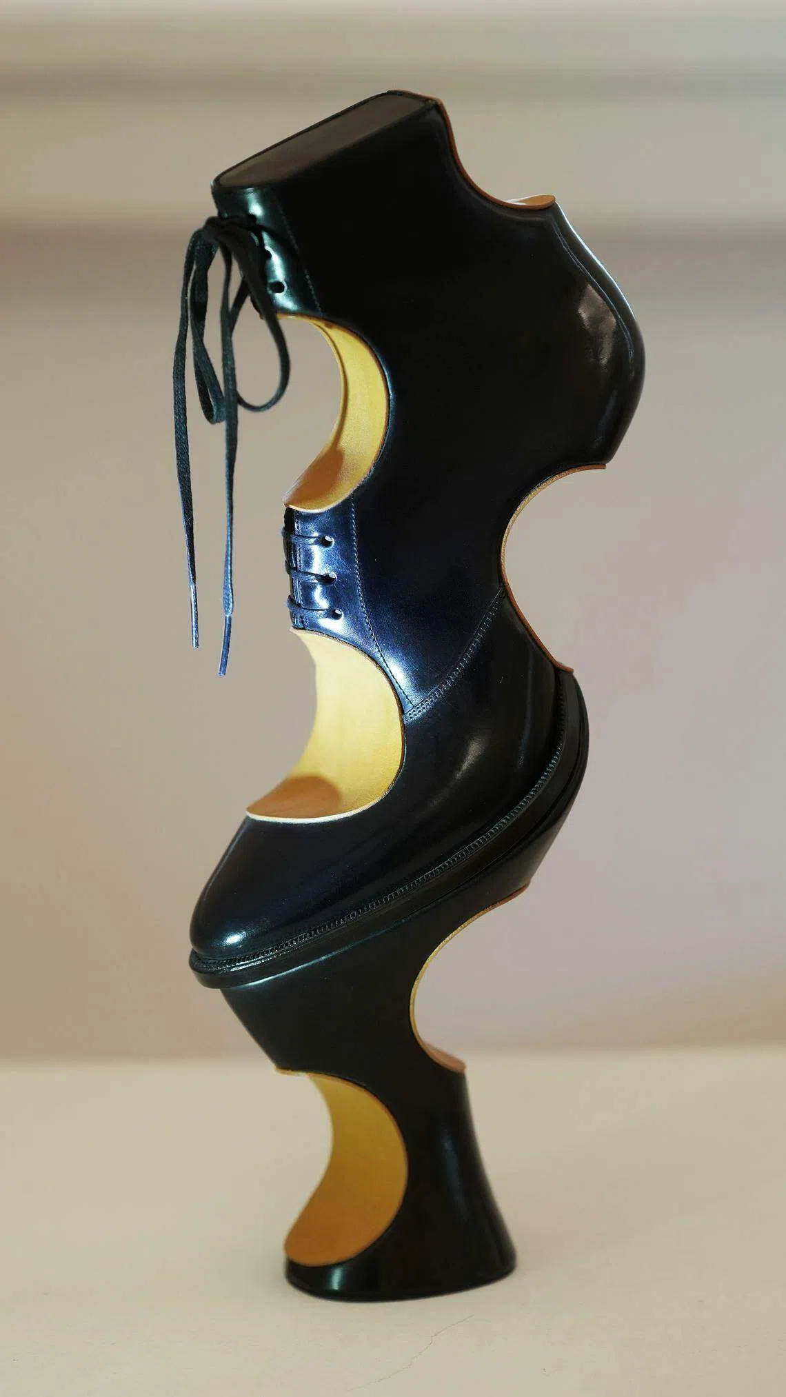  三泽则行的作品《鼠袭皮鞋》（Mouse Attacks Shoe）。（谢智扬摄）