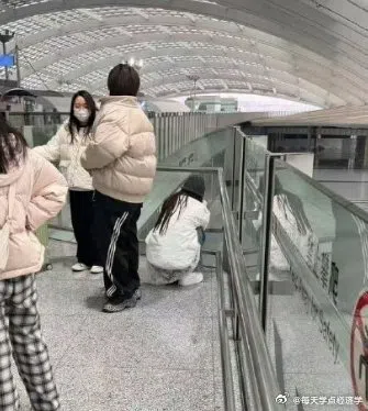 在场粉丝称吴宣仪（白衣者）最后气到蹲在角落哭泣。（取自微博）