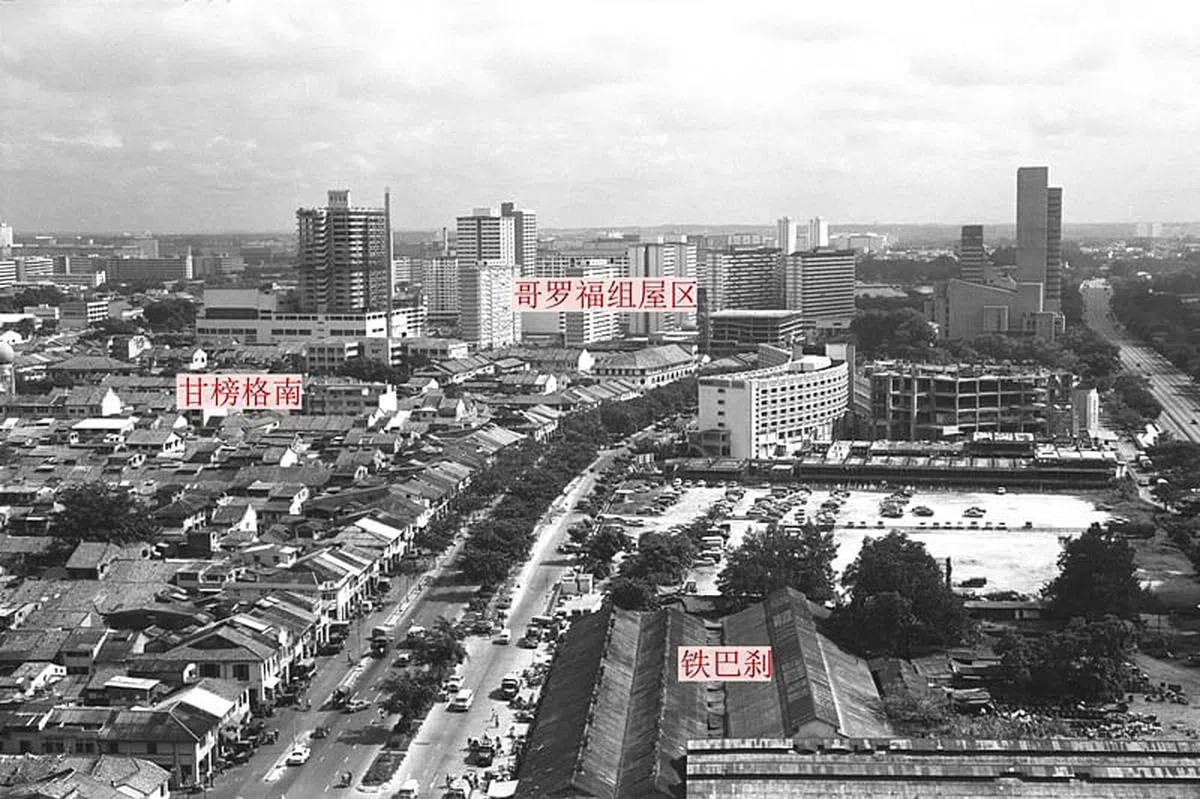 1976年从新落成的美芝路邵氏大厦往东眺望，近处为铁巴刹、美芝路和甘榜格南一带的店屋，远处为哥罗福组屋区。（图源：国家档案馆）