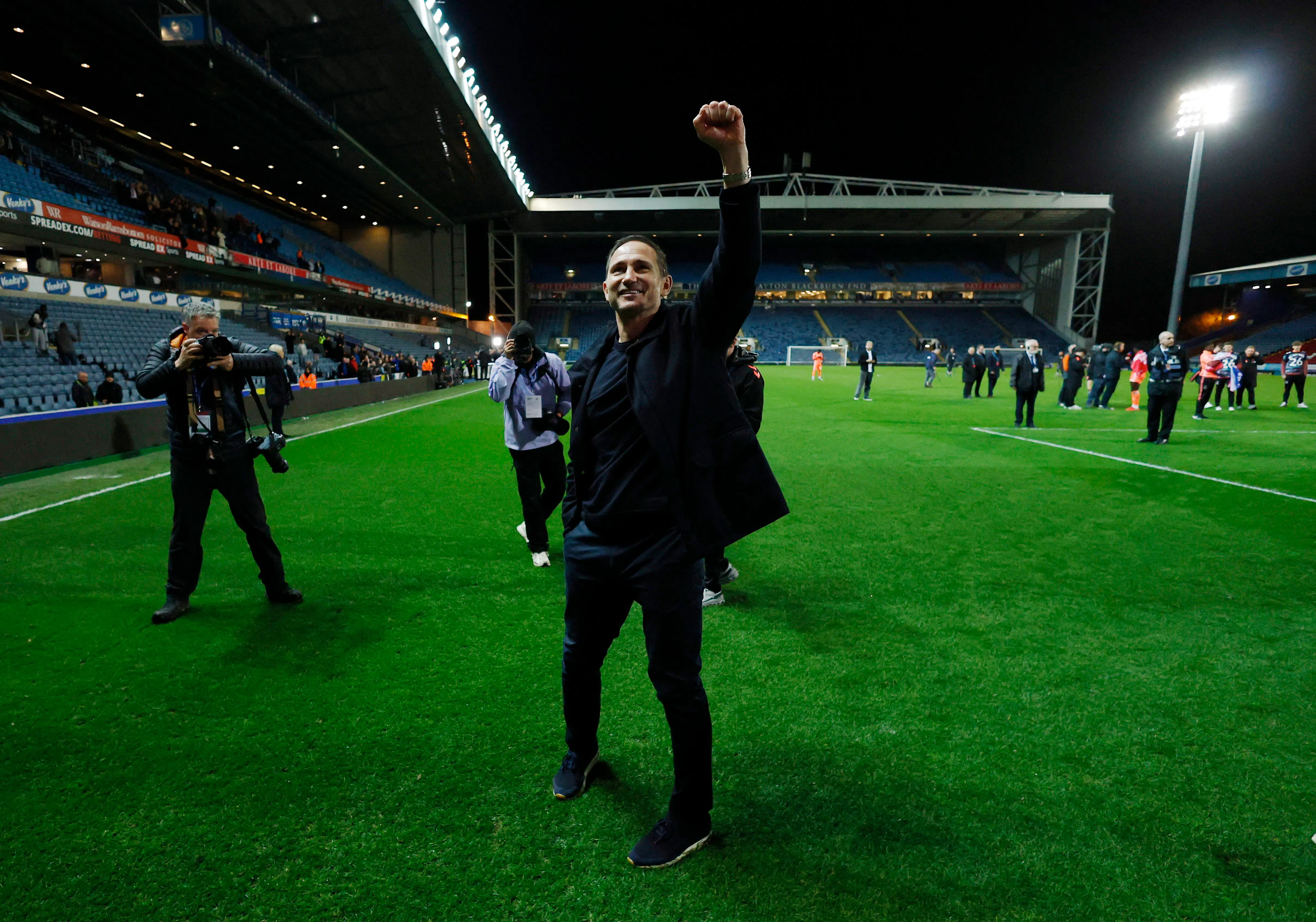 执教生涯内首次率队升级，前切尔西大将兰帕德春风满面。（路透社）