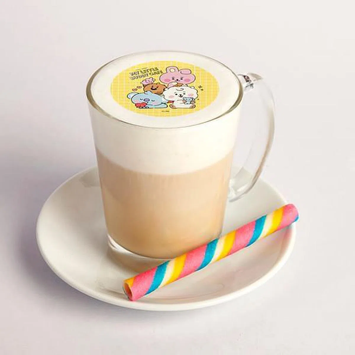 BT21 My Little Buddy Hot Latte：BT21热拿铁，配上萌萌的BT21图案和彩虹饼干棒（图/商家提供）。