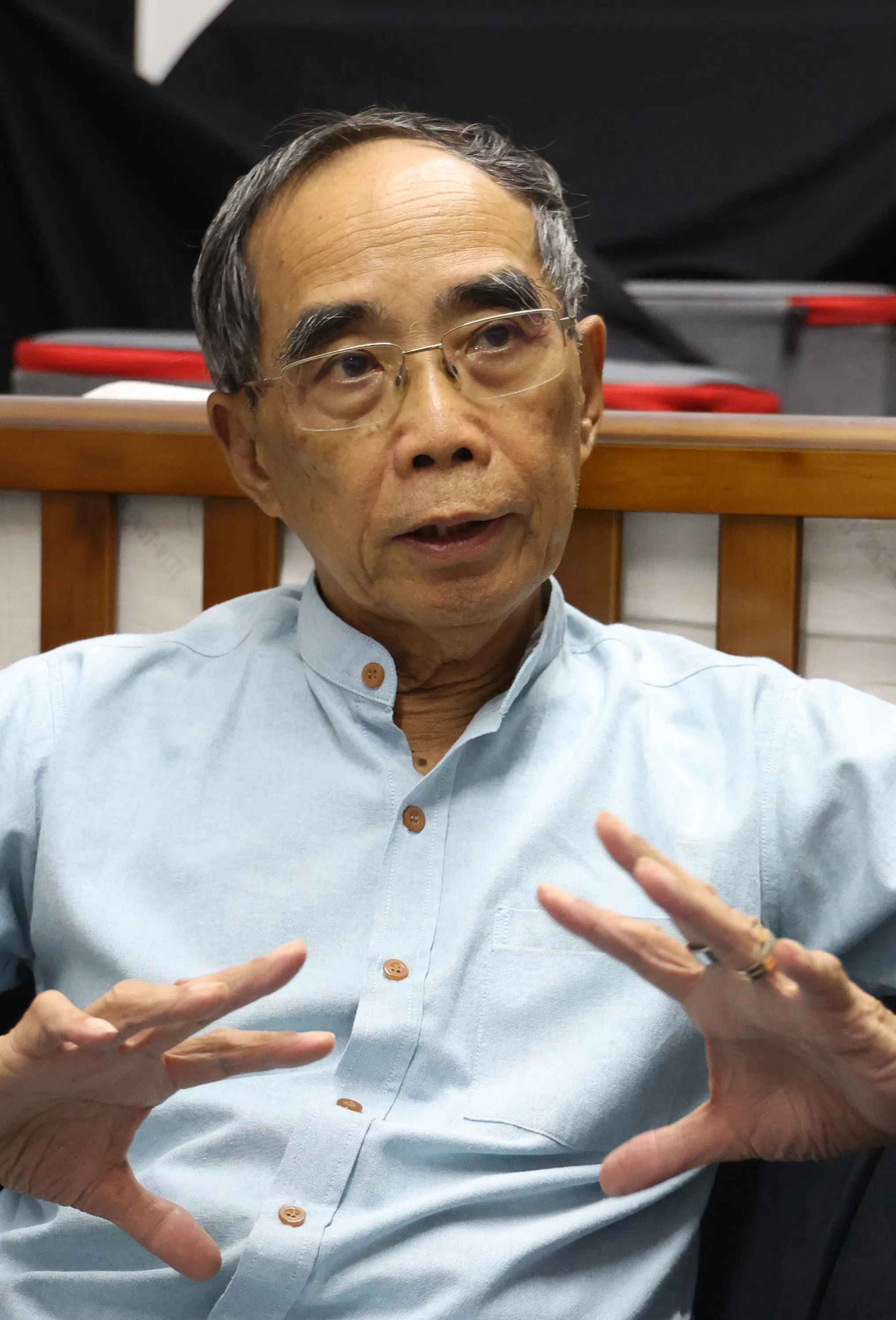 73岁何建宇是何永道的长子，在他心目中父亲是一个做事有原则，照顾家庭又坚持正面价值观的高大形象。（唐家鸿摄）