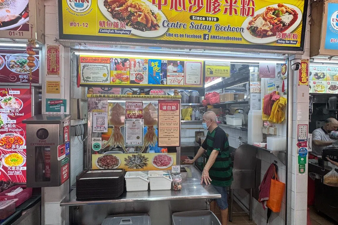 中心沙爹米粉自1979年开业以来，专心致志，只卖沙爹米粉和鱿鱼蕹菜。（翁铭芯摄）