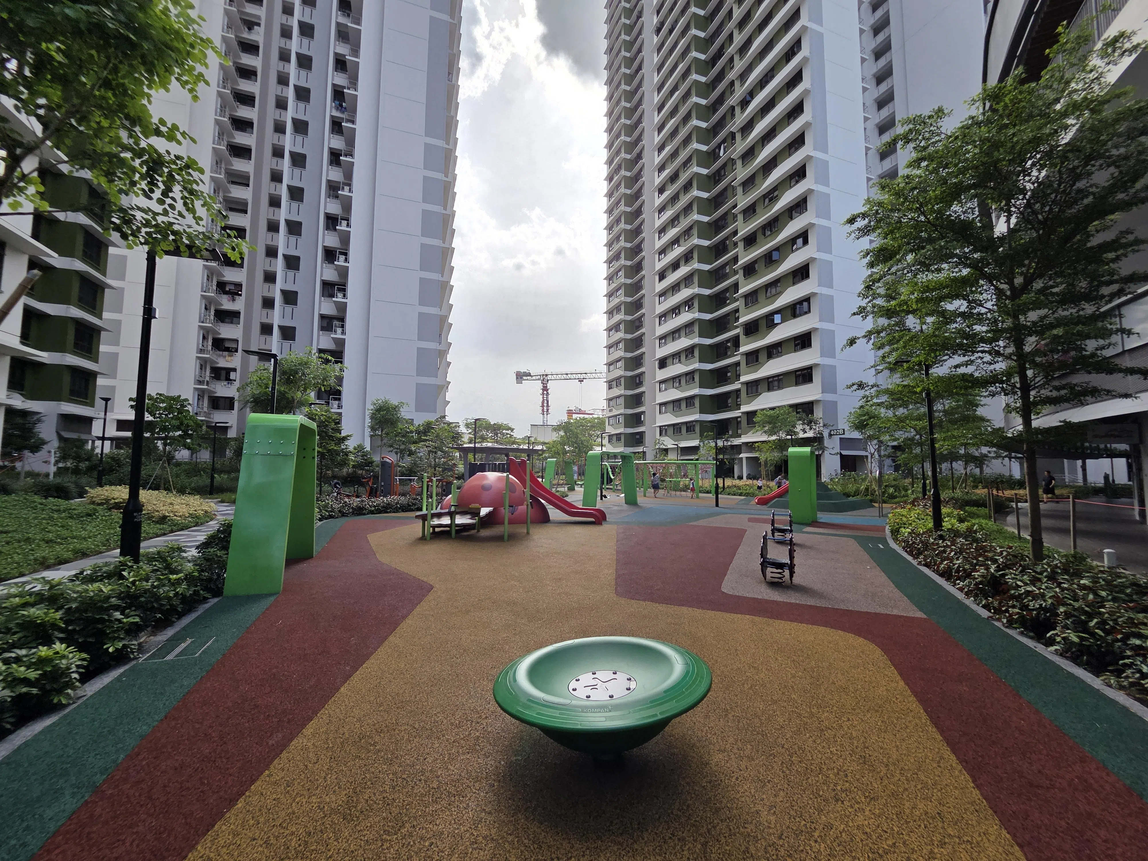 手机的影像表现属旗舰水准，白天拍摄的画面清晰，色彩鲜艳。（黄少伟摄）