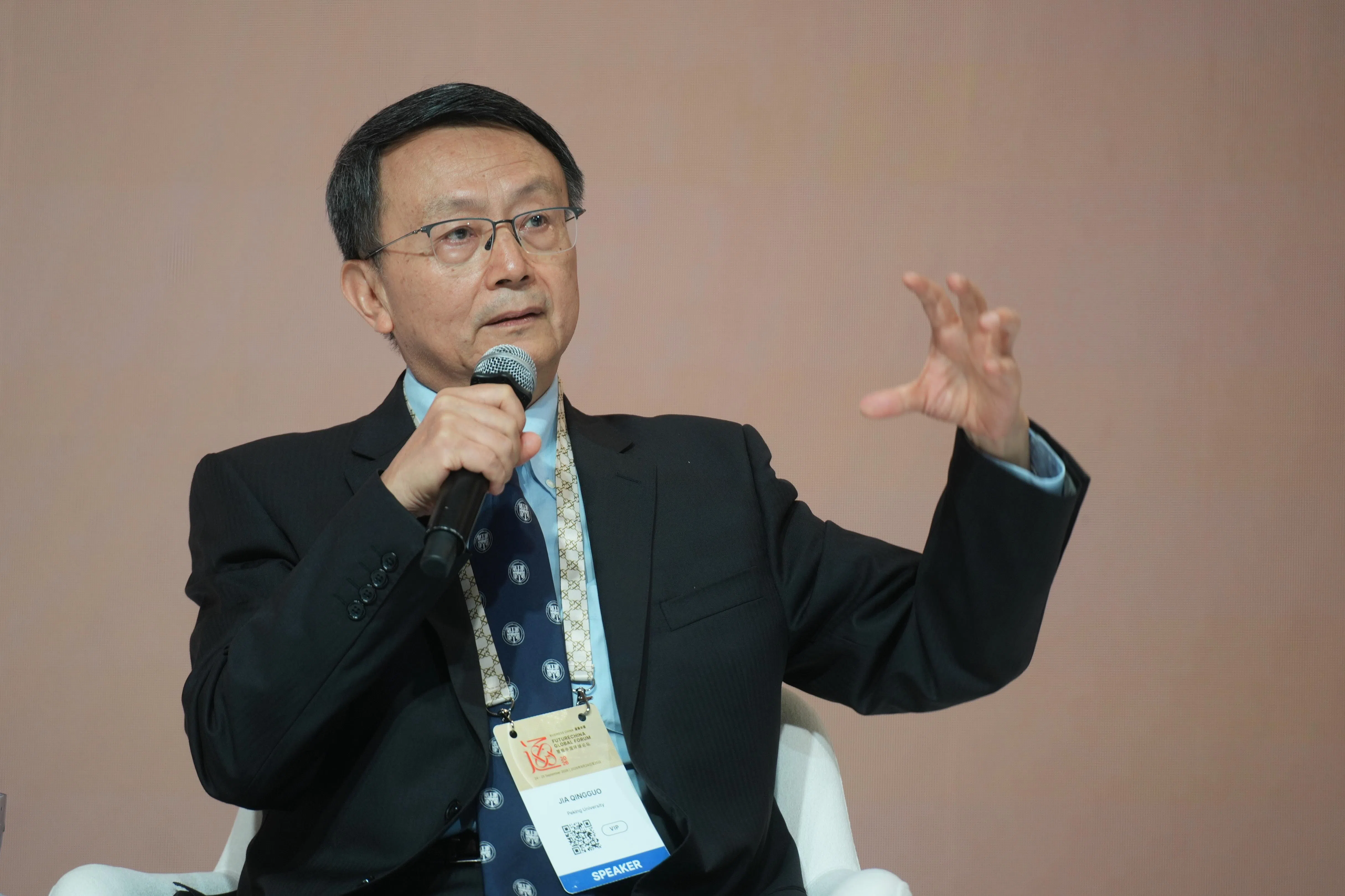 北京大学国际关系学院教授贾庆国指出，本世纪以来世界持续走向两极化，中美两大强权作为其中一极，科技和经济实力远超其他国家。（谢智扬）