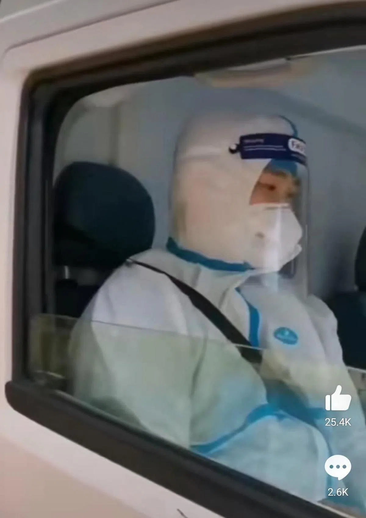 医护人员不愿将急救车上的心脏除颤器借给居民，居民与急救车在小区内僵持。（取自微博）