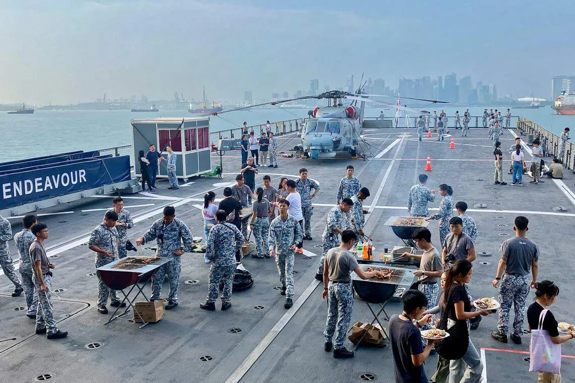 海军人员特别在军舰上，为活动参与者准备烧烤晚餐。（唐家鸿摄）