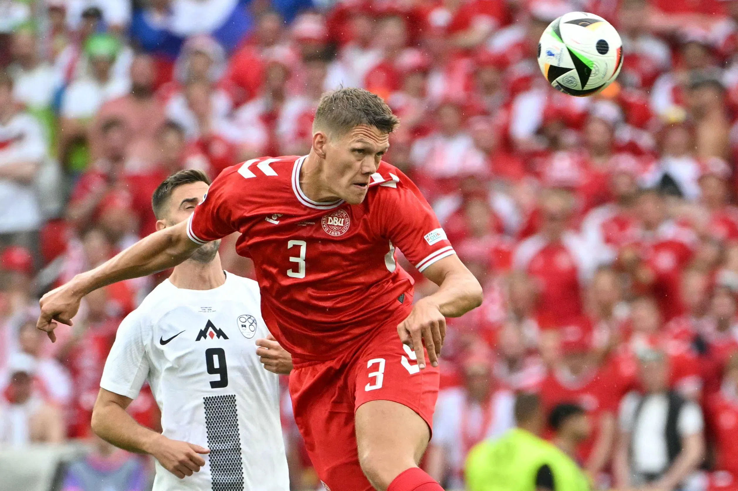 韦斯特高坐镇的丹麦防线十分稳固。（法新社）