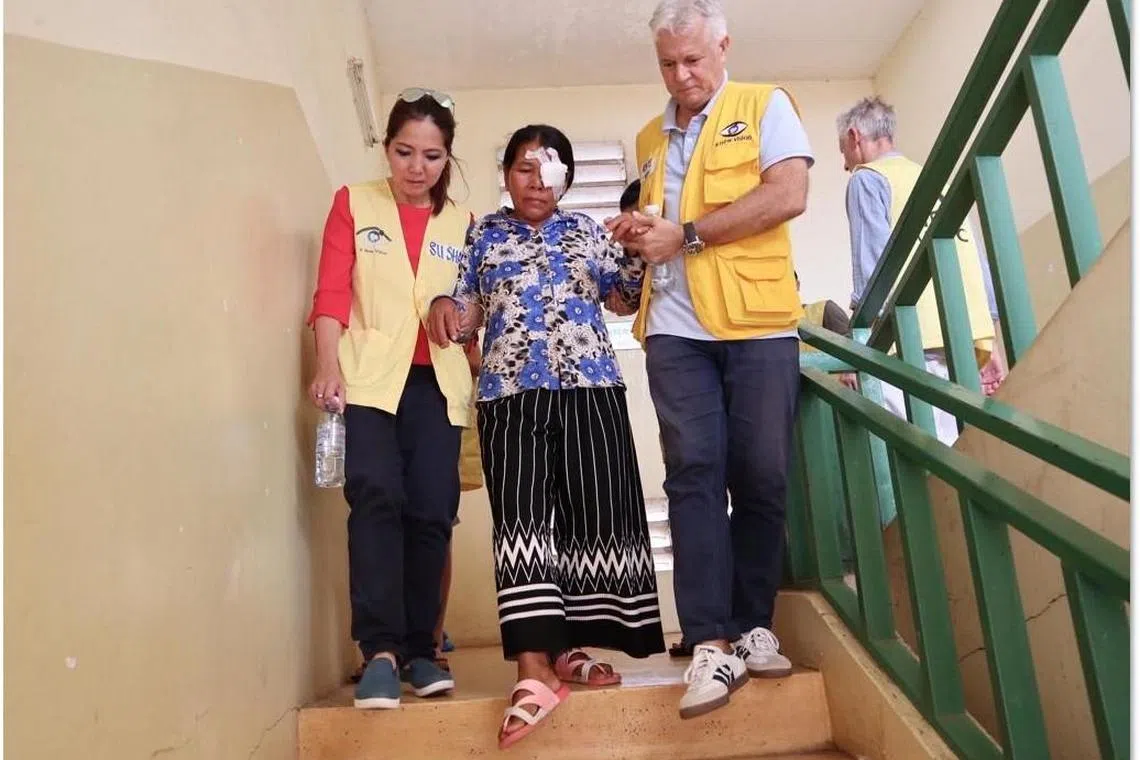 陈淑珊（左）与丈夫伟益顺（右）每年前往柬埔寨展开志愿服务。有一年，他们带领眼科医生，为当地大约250名患者进行白内障手术。（受访者提供）