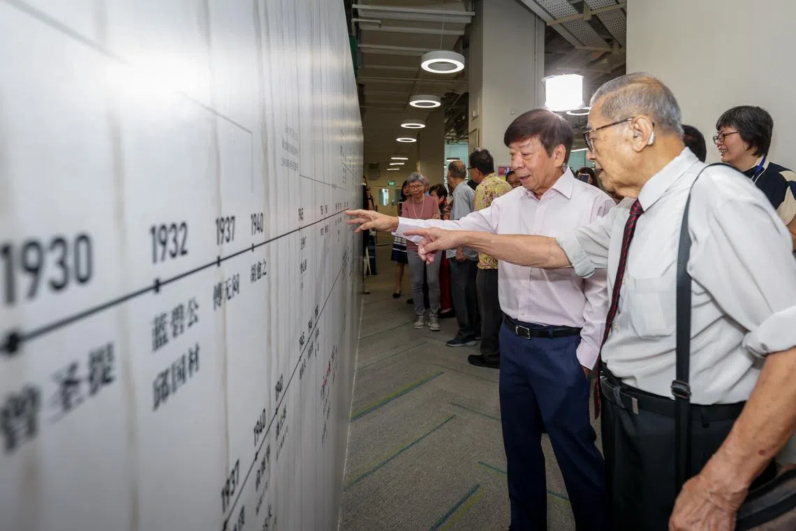 新报业媒体信托主席许文远（右二）也到场主持揭幕。（叶振忠摄）