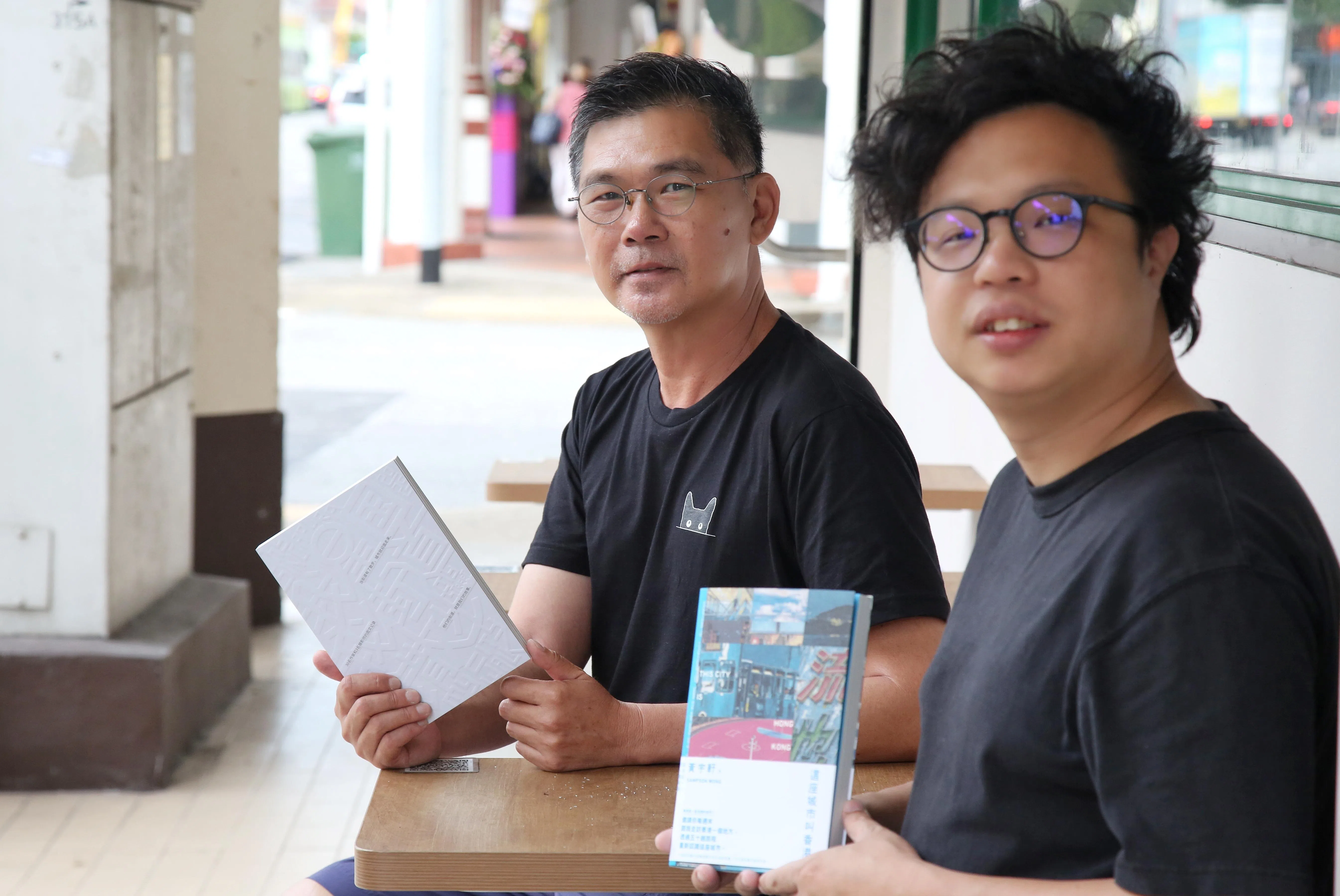黄宇轩（右）与叶孝忠都在2025年带来新书，一个集齐香港多条散步路线，另一个收录新加坡多家私人街道故事。（特约陈福洲摄）