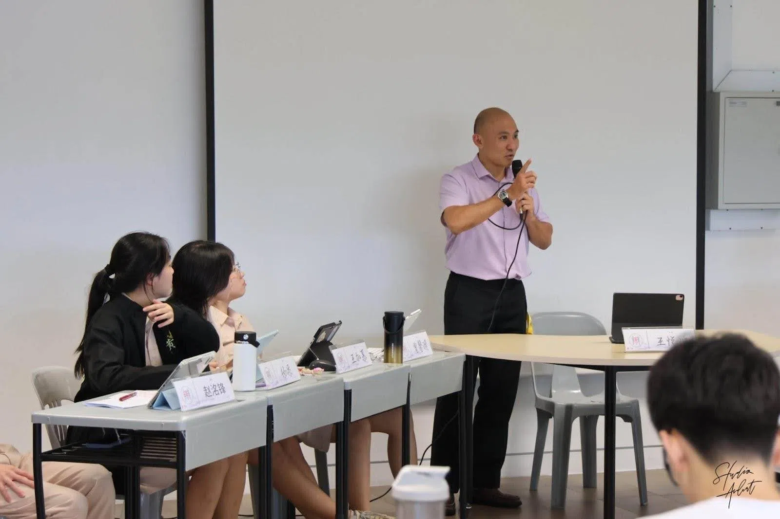 母语部主任杨振光上台致辞。（华侨中学高中部提供）