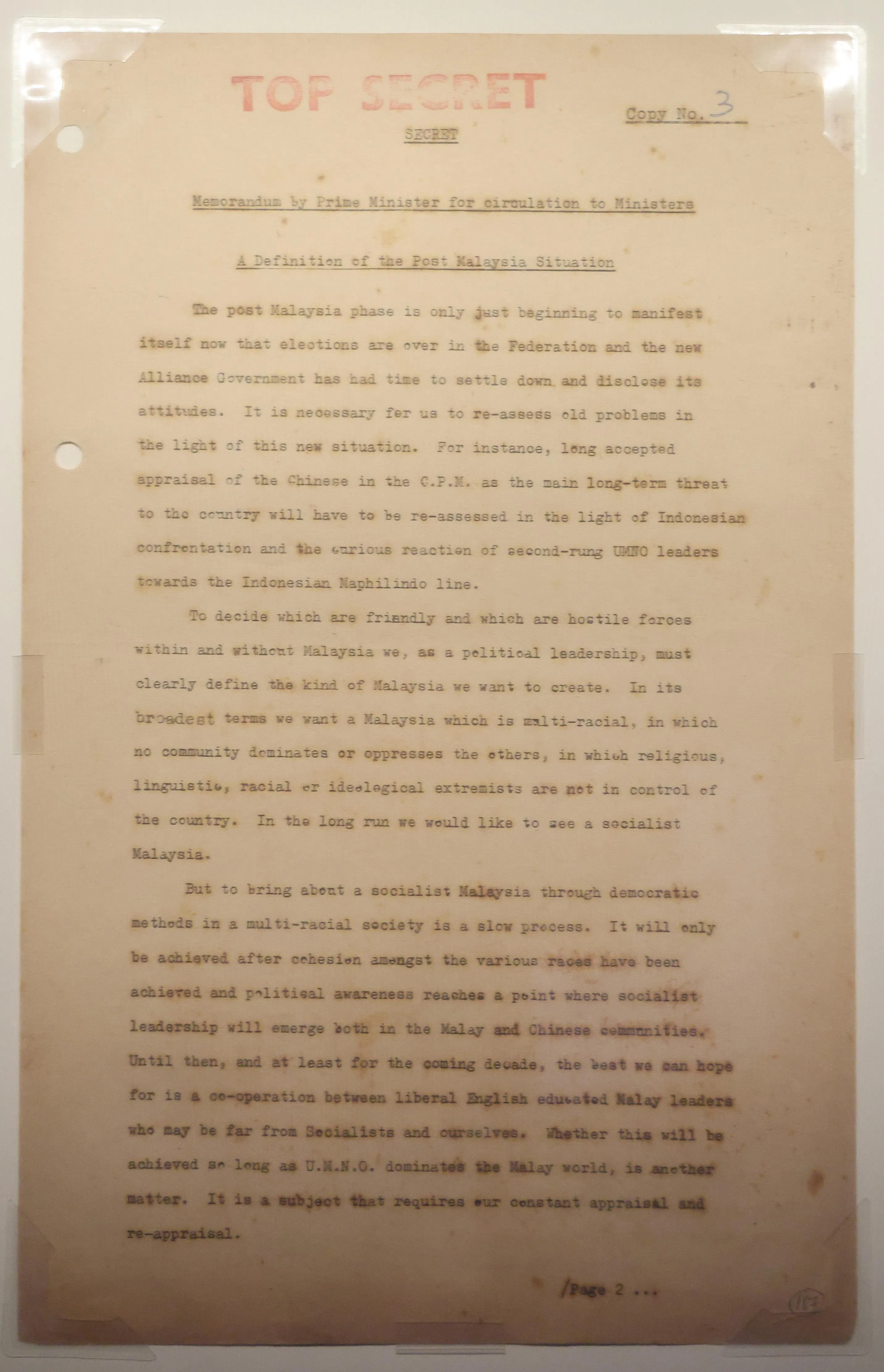 图为李光耀评估新马合并后政治局势的备忘录。（唐家鸿摄）