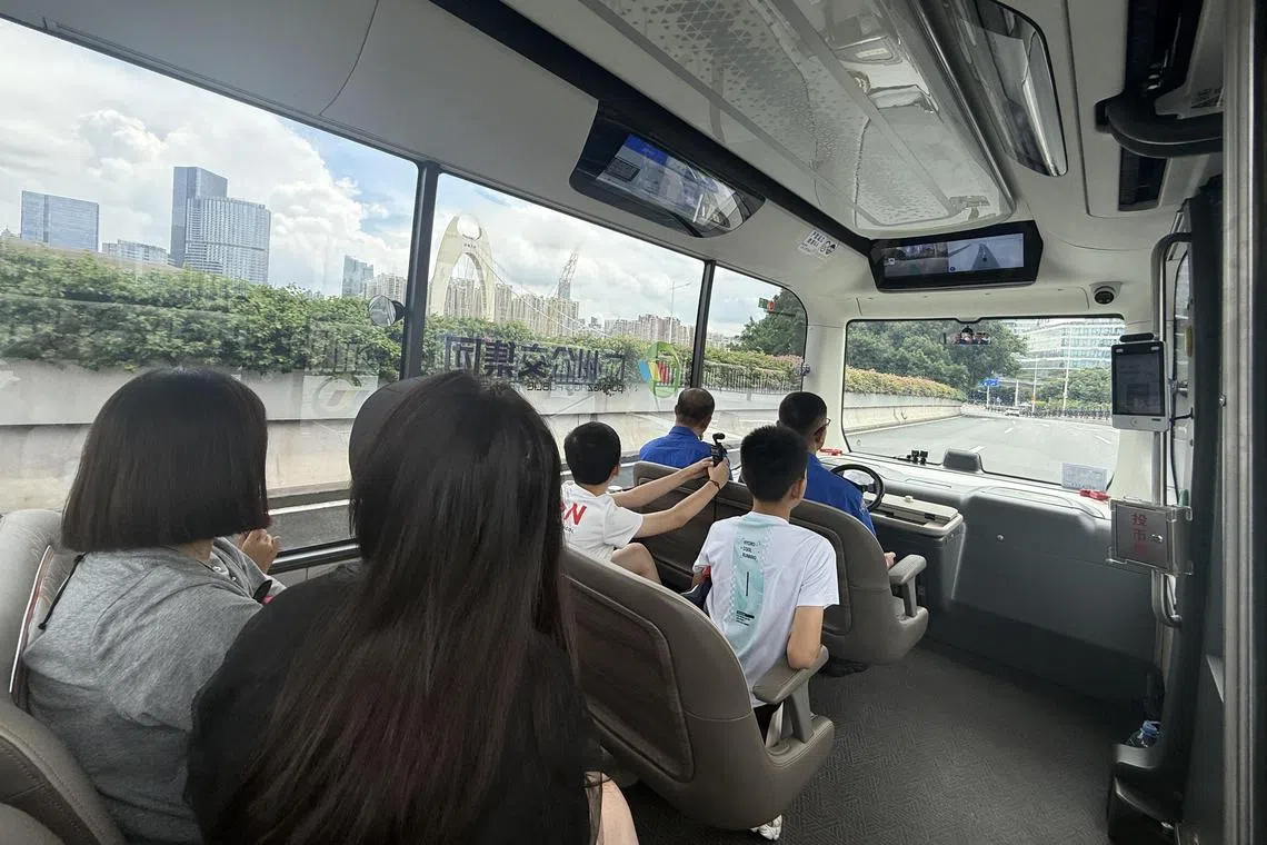 广州公交集团运行的广州塔路线，以广州塔地铁站为起终点，一路上可欣赏猎德大桥和珠江等景色，时速不超过40公里。乘客全程必须系好安全带，车上安全员除了准备应对任何突发情况，也会为乘客解答有关自驾车的疑惑。（尹云芳摄）