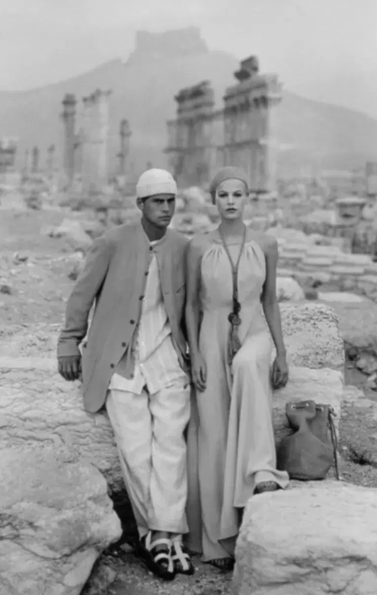 90年代，阿玛尼常拉队到海外拍摄大片，制造出迷人的异国情调。（取自阿玛尼资料库网站）