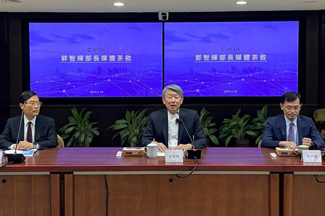 台湾经济部长郭智辉（中）在内部信函中称，以健康理由请辞。图为郭智辉去年5月30日在台湾经济部记者会上发言。（路透社档案照）